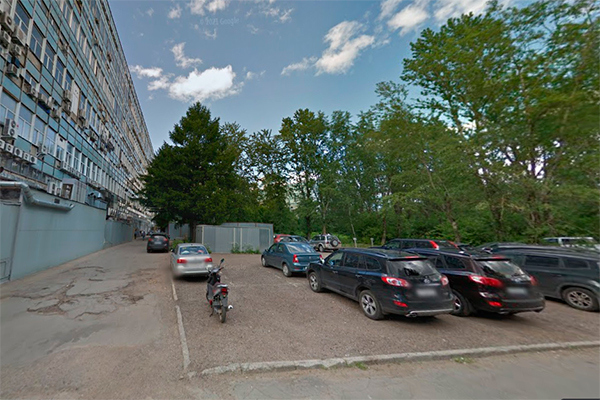 Плоскостная стоянка на участке под строительство многоуровневого паркинга за «клюшкой». Фрагмент архивной панорамы с сервиса Google Maps