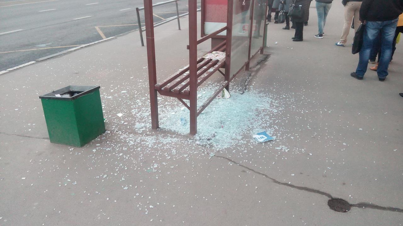 Разрушенная остановка. Разбитая автобусная остановка. Разбитое стекло на остановке. Поломанная остановка. Вандалы автобусная остановка.