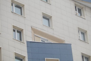 Балкон в корпусе 251 после демонтажа пристройки. Фото с сайта mos.ru