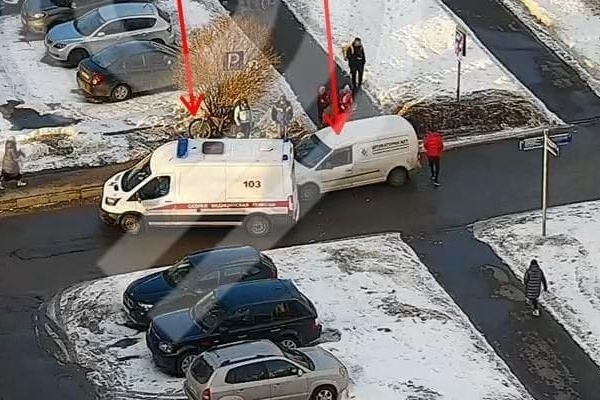 Место происшествия. Кадр видеозаписи с камеры видеонаблюдения, опубликованный Дептрансом Москвы