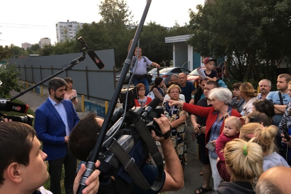 Встреча Ильи Свиридова с жителями возле забора в 15 микрорайоне. Фото предоставил местный житель