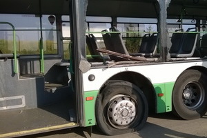 Поврежденный автобус. Фото из сообщества «Подслушано Зеленоград» в сети «ВКонтакте»