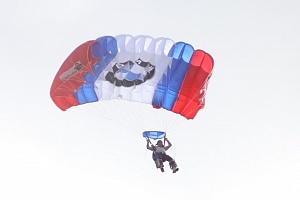Прыжок с парашютом в рамках  XII турнира «Гран-при» по парашютному спорту на точность приземления. © Зеленоград24, Жанна Озерина