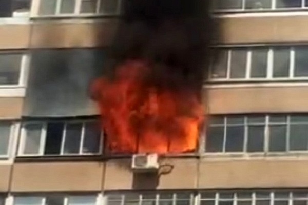 Пожар в квартире в корпусе 1133. Кадр из видео очевидца происшествия  