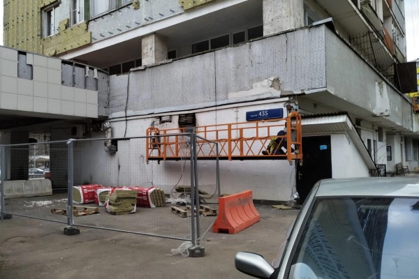 Фасад корпуса 435 после урагана. Фото очевидца с сервиса «ЯндексРайон»