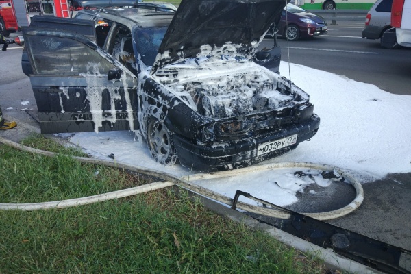 Сгоревший автомобиль на улице Логвиненко. Фото очевидца