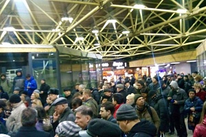 Пассажиры на Ленинградском вокзале.  Фото: Юрий Вилесов