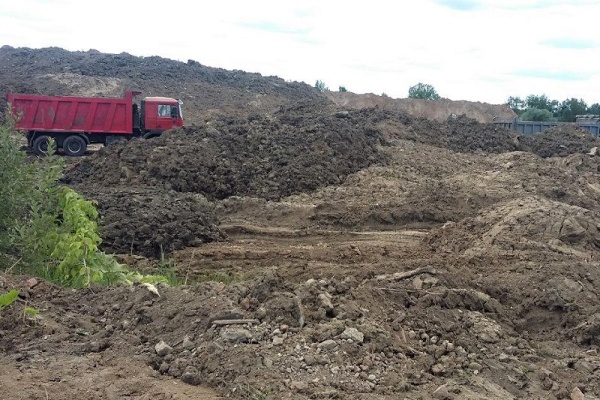 Незаконная свалка возле Черной грязи. Фото министерства экологии Московской области