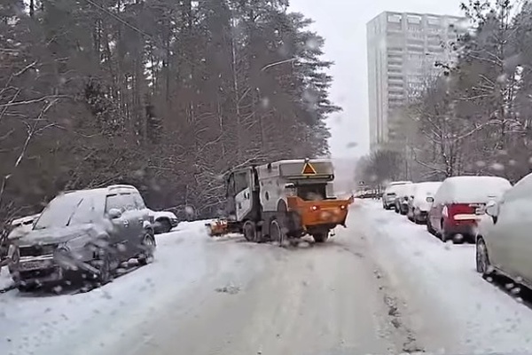 Снегоуборочная машина в 11 микрорайоне. Кадр из видео Николая Петрова