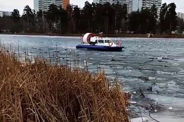 Спасательный катер на Школьном озере. Кадр из видео Александры Котляровой