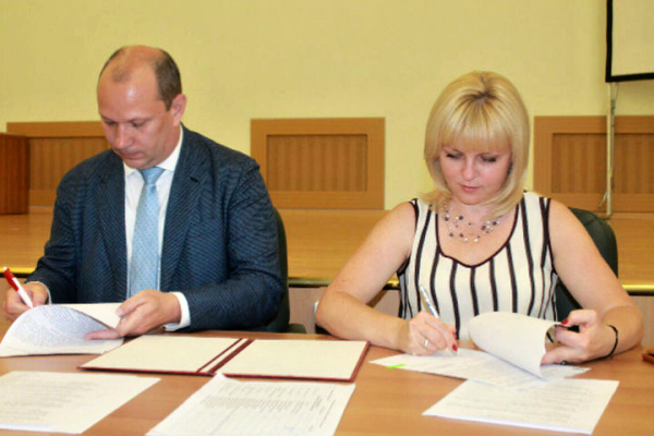 Владимир Зайцев и Алена Сокольская во время подписания соглашения. Фото с сайта inklincity.ru