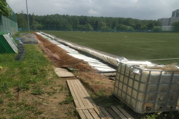 Недостроенное футбольное поле в 9 микрорайоне. Фото с сайта zelao.ru