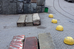 6 бетонных блоков,установленных на Центральной площади. Фото: Антонович Константин 