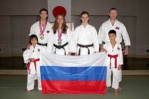 Александр Чичварин (второй слева) и Мария Рыбникова (в центре) на 7-м Кубке мира по каратэ (KWF). Фото: karate.ru
