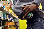 Пытавшийся украсть банку пива мужчина избил охранника магазина