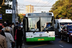 Очередь на 400-й автобус. Фото: Pavel Semkin