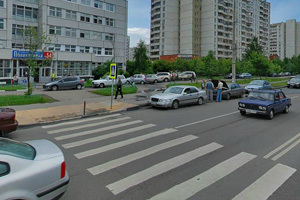 Нерегулируемый пешеходный переход напротив поликлиники. Скриншот с сервиса maps.ya.ru 