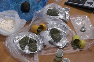Изъятые наркотики и материал для изготовления спайса. Фото: УВД Зеленограда