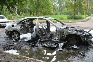 Сгоревший Mercedes. Фото: МЧС Зеленограда