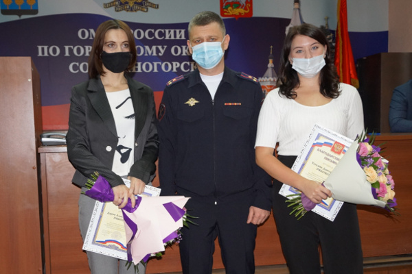 Дарья (слева) и Татьяна Рябова с полковником полиции Александром Сивых