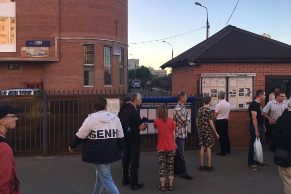 Активисты в ожидании освобождения Павла Шелкова. Фото предоставил Иван Ульянченко