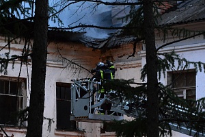 Пожар в выселенном здании. Фото: Рустам Фатихов