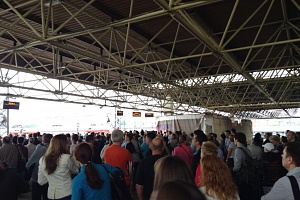Пассажиры на Ленинградском вокзале. Фото из Twitter пользователя @marconi_ezik