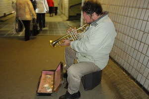 Музыкант в подземном переходе в Крюково
