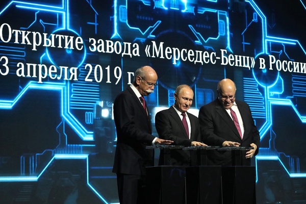 Владимир Путин на заводе Mercedes-Benz. Фото пресс-службы Кремля