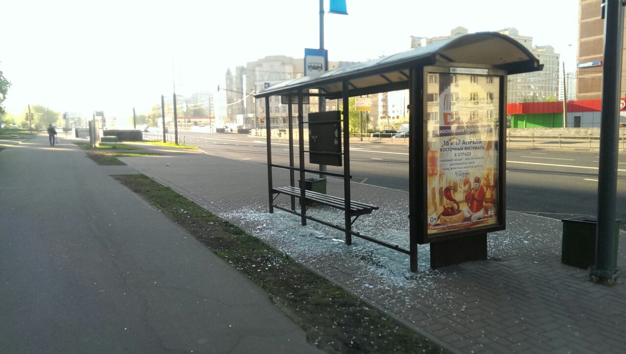 Остановка угрожать. Стекла в автобусных остановках. Разбитая автобусная остановка. Автобусная остановка сломанная. Зеленоград остановка.