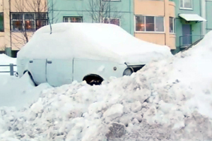 Скриншот с видео о снежных завалах в поселке Андреевка