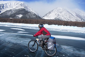Велопробег по льду Байкала. Фото: zelao.ru