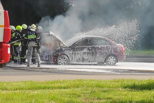 Загоревшийся автомобиль на Сосновой аллее. Фото очевидца