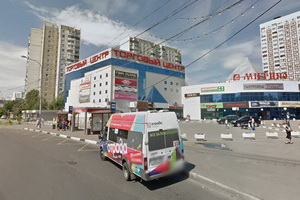 Остановка «Станция метро «Митино» при движении в сторону Зеленограда. Фрагмент панорамы с сервиса Google Maps