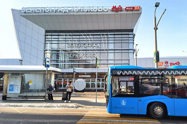 Автобус у станции Крюково. Фото Инфопортала