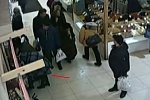 Воровка украла у пенсионерки кошелек на Крюковском рынке