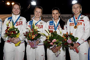 Татьяна Сухова (вторая справа). На Чемпионате Европы среди молодежи. Фото: rusfencing.ru
