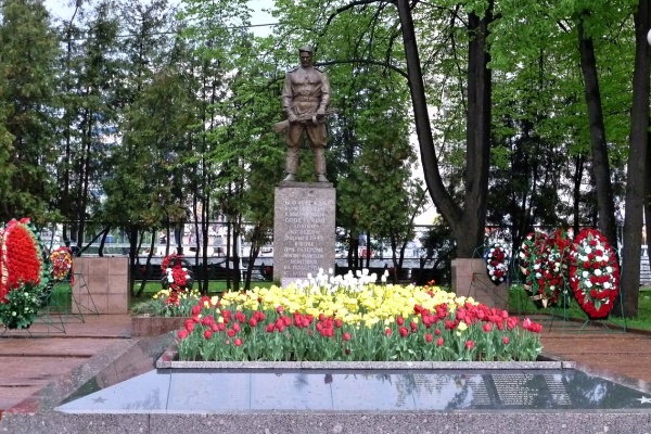Мемориальный комплекс на братском захоронении возле станции Крюково. Фото с сайта rasfokus.ru