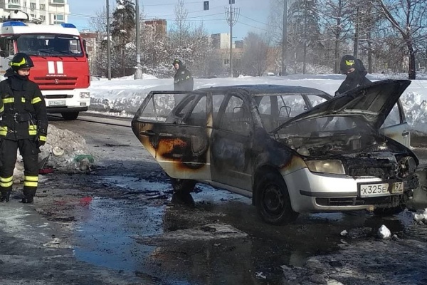 Сгоревшая легковушка в 20 микрорайоне. Фото из Instagram пользователя gaika_kottik