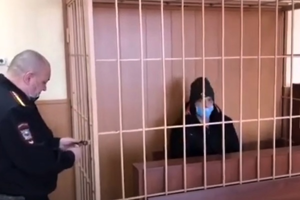 Обвиняемый в убийстве в суде во время ареста. Кадр из видео СК Московской области