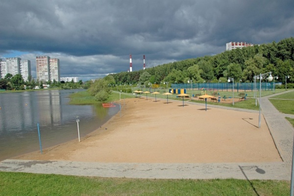 Пляж Школьного озера. Архивное фото с сервиса Яндекс.Карты