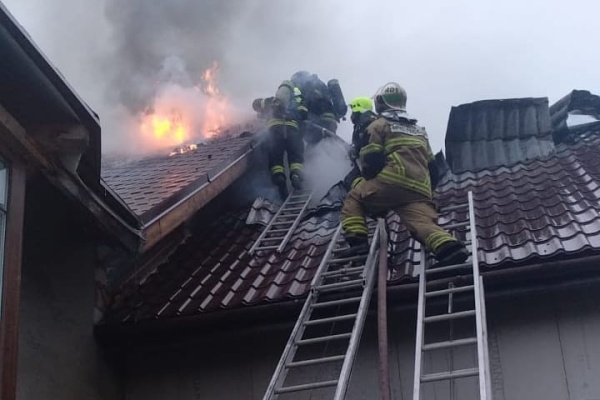 Пожарные тушат крышу коттеджа в Малино. Фото пресс-службы МЧС Зеленограда