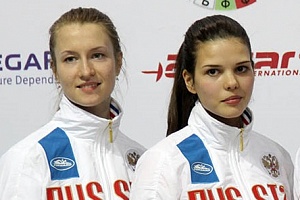 Евгения Карболина и Татьяна Сухова (справа). Фото: rusfencing.ru