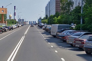 Припаркованные автомобили на улице Александровке. Фрагмент панорамы с сервиса Яндекс.Карты