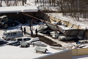 Обвал крыши навеса на территории зеленоградского УВД. Фото, предоставленное читателем портала «Зеленоград24» Сергеем Режиссером.