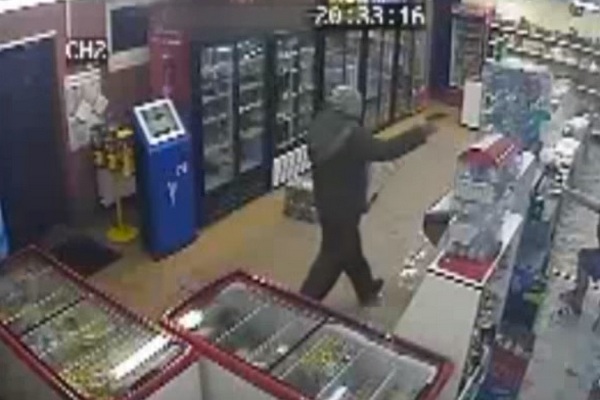 Грабитель с пистолетом в магазине в Андреевке. Кадр записи с камеры видеонаблюдения