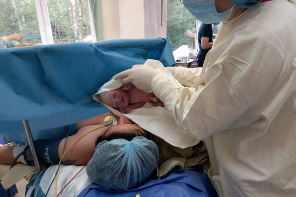 Диана с новорожденным. Фото пресс-службы ГКБ им. Кончаловского