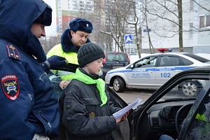Юные инспекторы подарили памятки зеленоградским водителям. Фото УВД Зеленограда