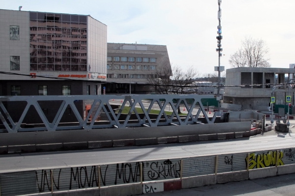 Пролет моста пока лежит возле ТЦ «Савелкинский». Фото «Зеленоград24»