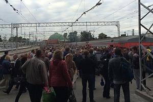 Люди в ожидании электричек на Ленинградском вокзале. Фото: Елена Белова